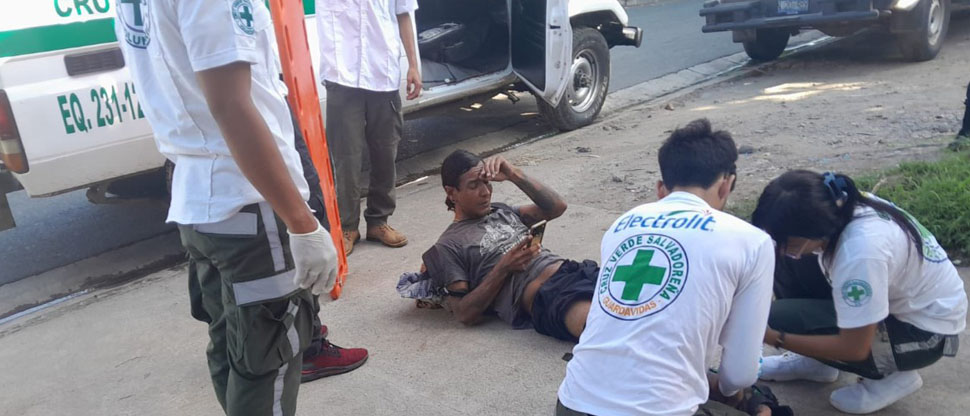 Hombre sufre una fuerte lesión tras caerse mientras pintaba