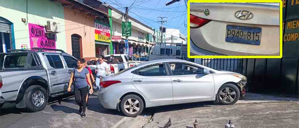 Denuncian a conductor por estacionar mal su carro y obliga a peatones a caminar por la calle