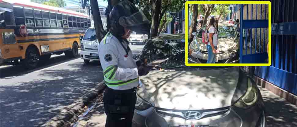 Sancionan a conductor por estacionar en la acera de una escuela en el barrio San Jacinto