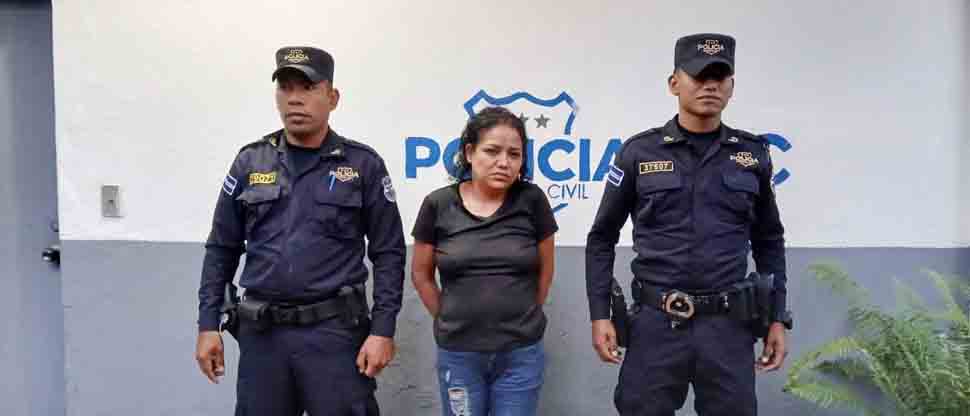 Arrestan a mujer por quitarle la vida a su pareja cuando tomaban