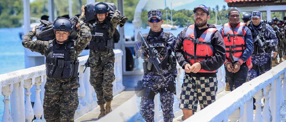 Presentan droga incautada en altamar valorada en 33 millones de dólares