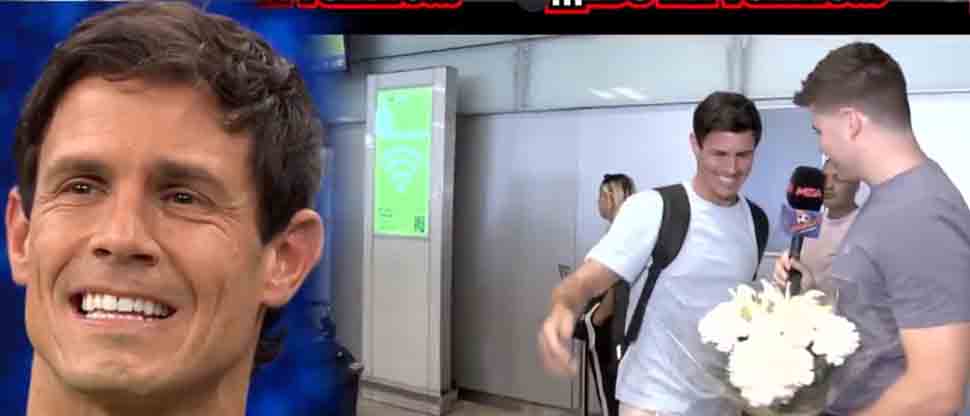 Edu Aguirre llora tras recibir flores por parte de uno de sus compañeros tras regresar a España