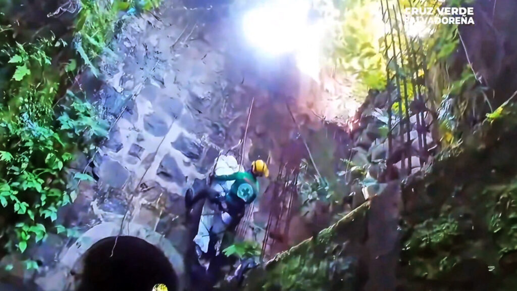 Recuperan cuerpo de hombre que cayó en una quebrada en San Salvador Sur