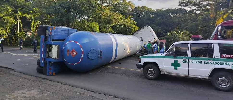 Pipa que transportaba gas propano vuelca tras múltiple accidente en San Miguel