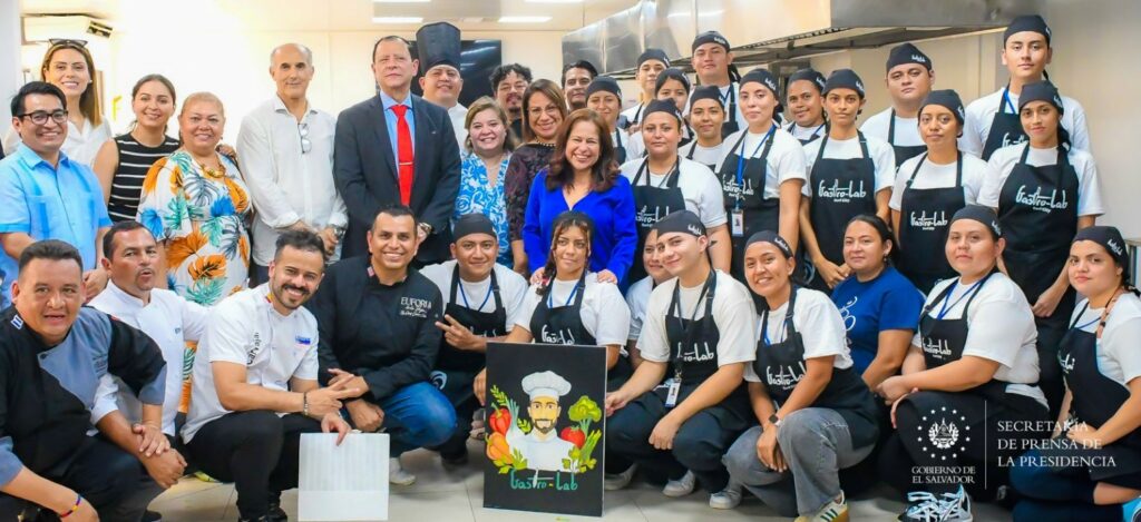 Jóvenes del programa GastroLab participan en la experiencia gastronómica, Euforia de la Baja