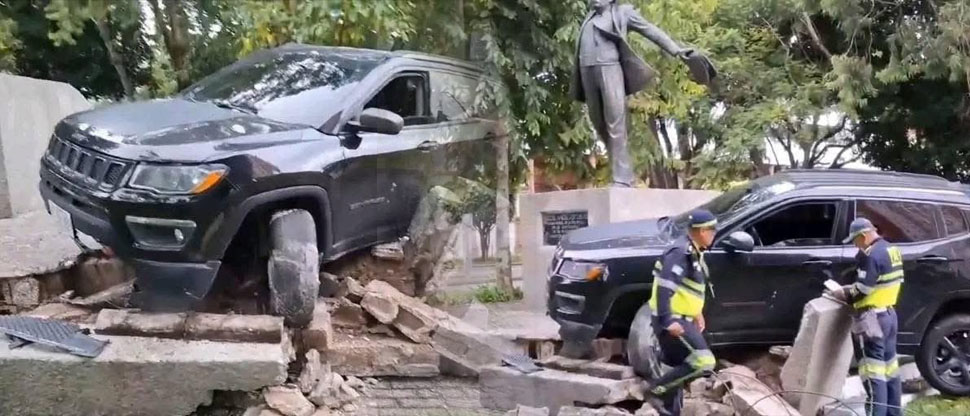 Conductor salvadoreño se accidenta y destruye monumento patrimonial en Guatemala
