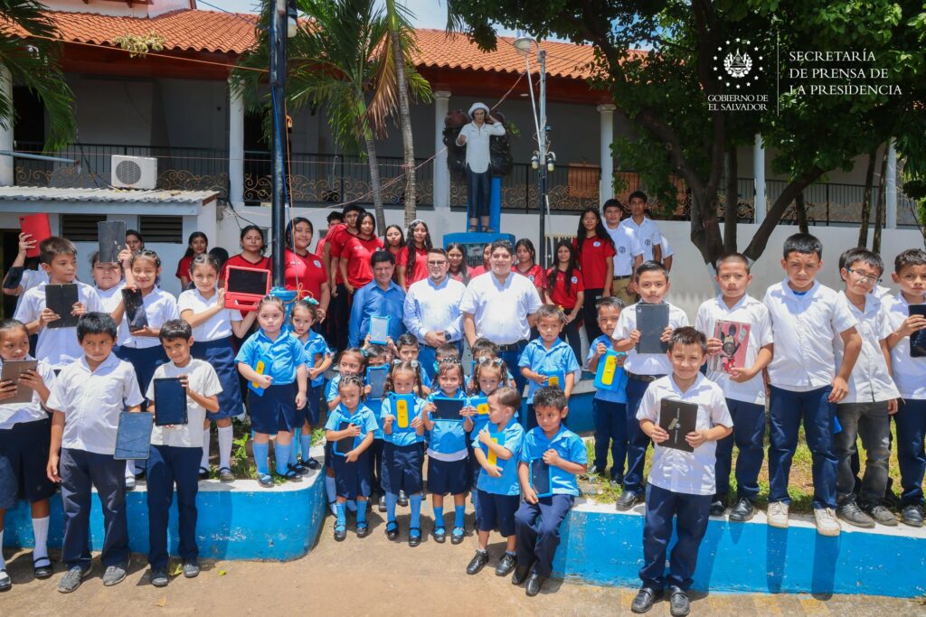 Estudiantes de Guatajiagua, Morazán son beneficiados con internet gratuito y de alta velocidad