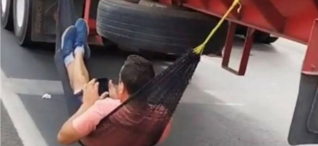 VIDEO: Captan a hombre en hamaca colgada entre las llantas de un tráiler en movimiento