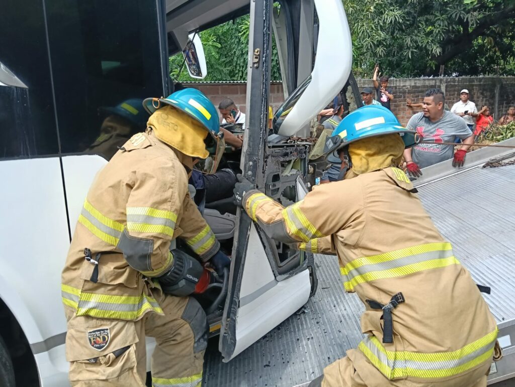 Bomberos utilizan equipo hidráulico para liberar a víctimas de accidente en Zacatecoluca