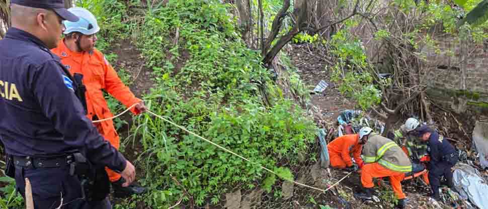 Rescatan a hombre que cayó en una quebrada en San Marcos
