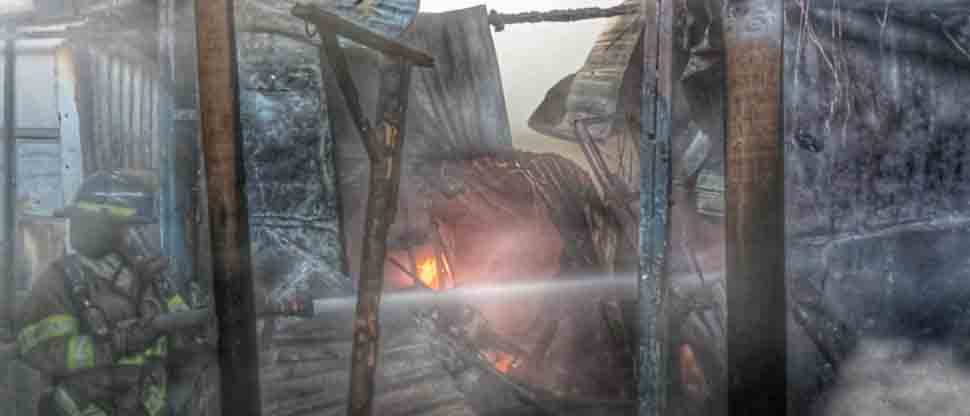 Reportan al menos 7 puestos afectados tras incendio en mercado de Soyapango