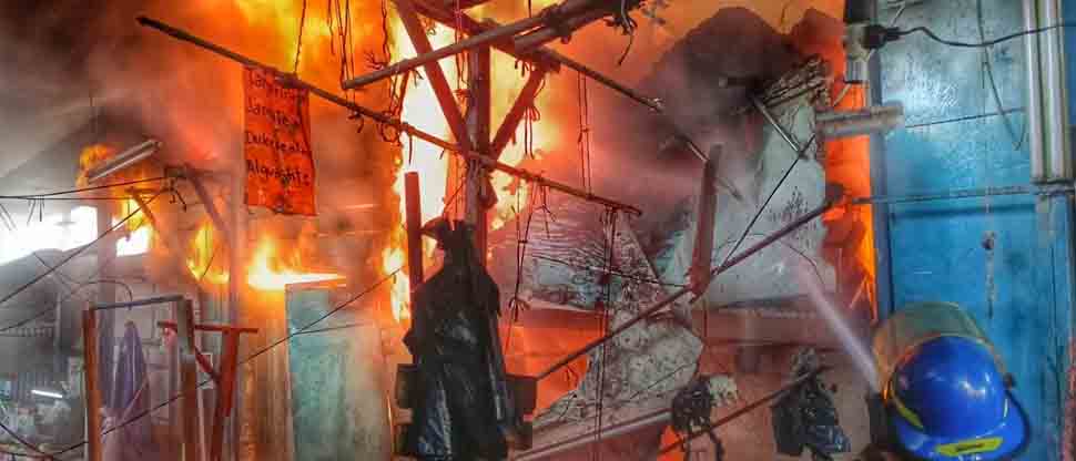 Bomberos controlan incendio en mercado Soyapango