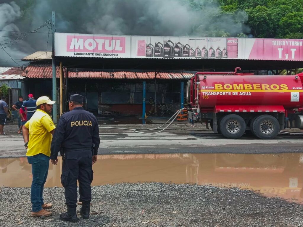 Incendio consume casi en su totalidad taller automotriz en La Libertad