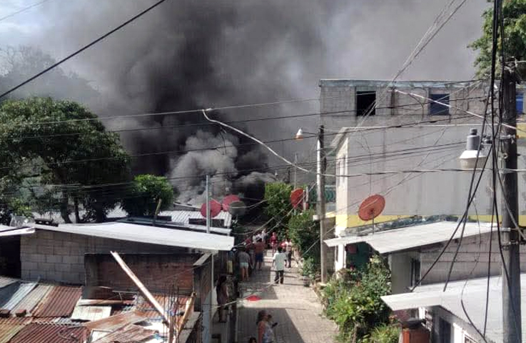 Se reporta incendio en vivienda de Santo Tomás