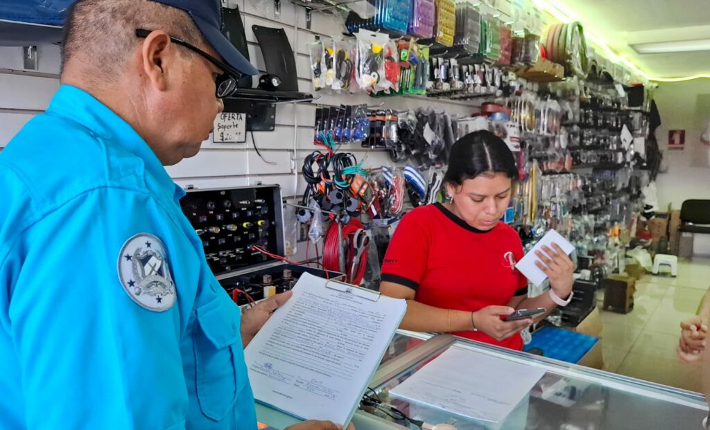 Les caen con inspección a talleres y ventas de repuestos en San Salvador