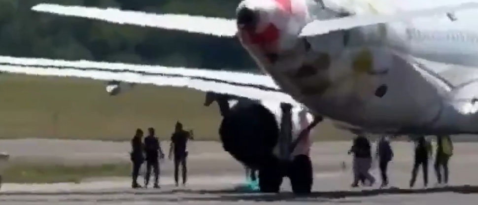 Italia: hombre es succionado por turbina de avión