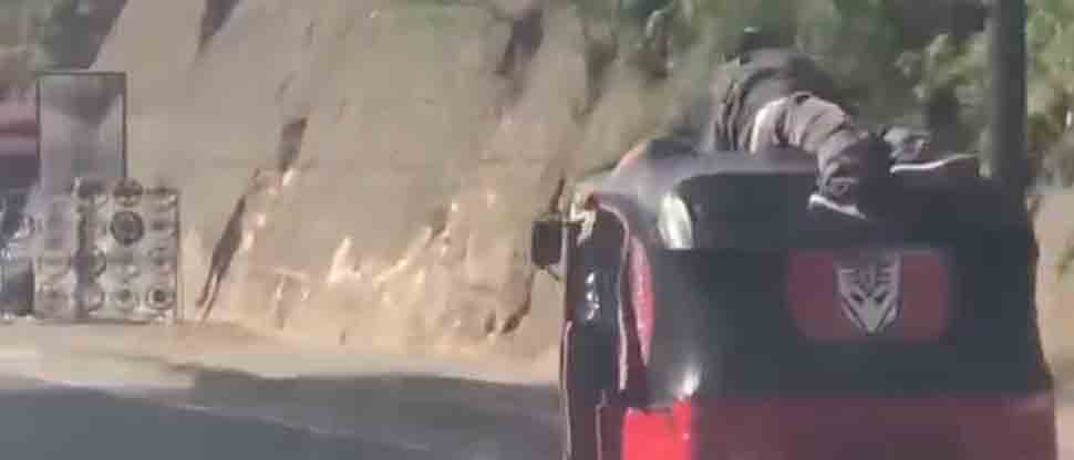 Joven arriesga su vida viajando en el techo de mototaxi en Tegucigalpa