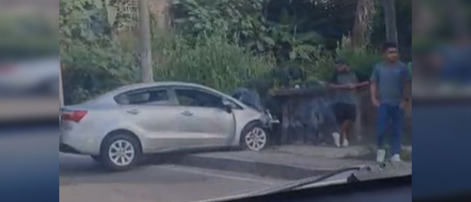 Vehículo casi termina en un barranco tras accidente en carretera a Comalapa