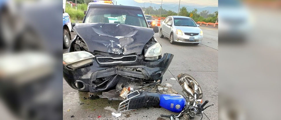 Conductor de Kia Soul choca contra motociclista en Santa Ana