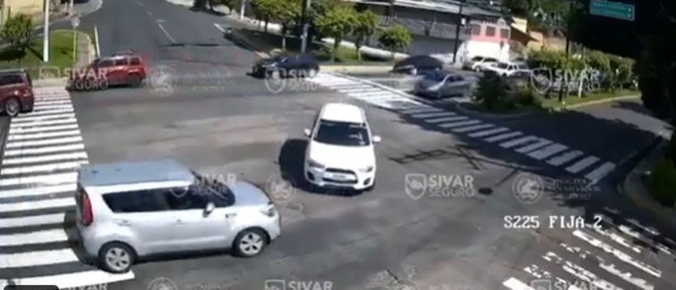 Conductor choca contra Kia Soul al intentar cruzar la vía sin la debida precaución