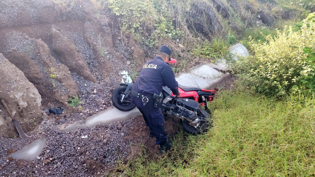 Mujer motociclista resulta con graves lesiones tras perder el control y caer en una zanja