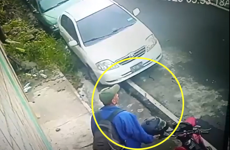 Sujeto aprovecha el menor descuido para hurtar un casco de motociclista en Cabañas