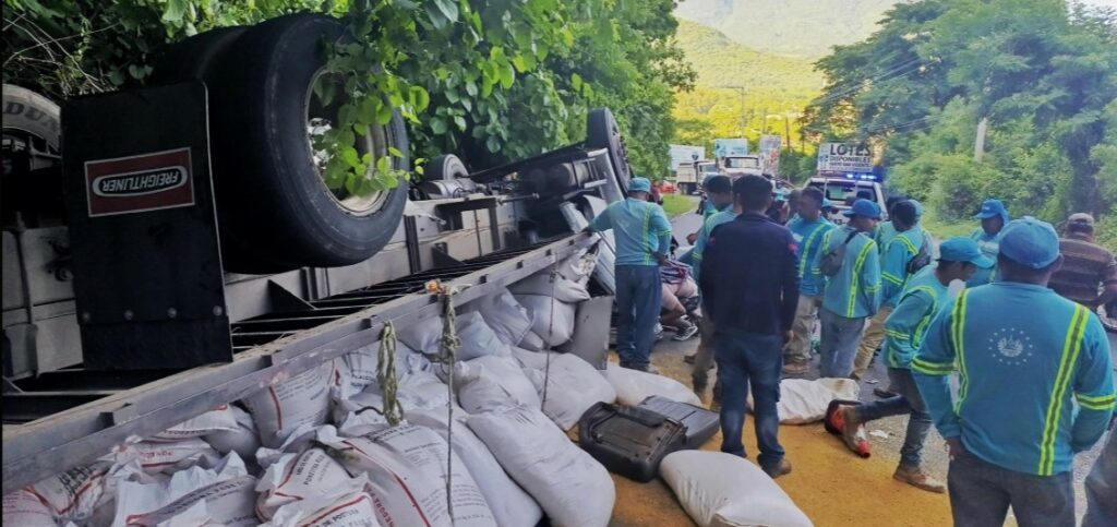Un lesionado tras el vuelco de una rastra que transportaba concentrado en San Vicente