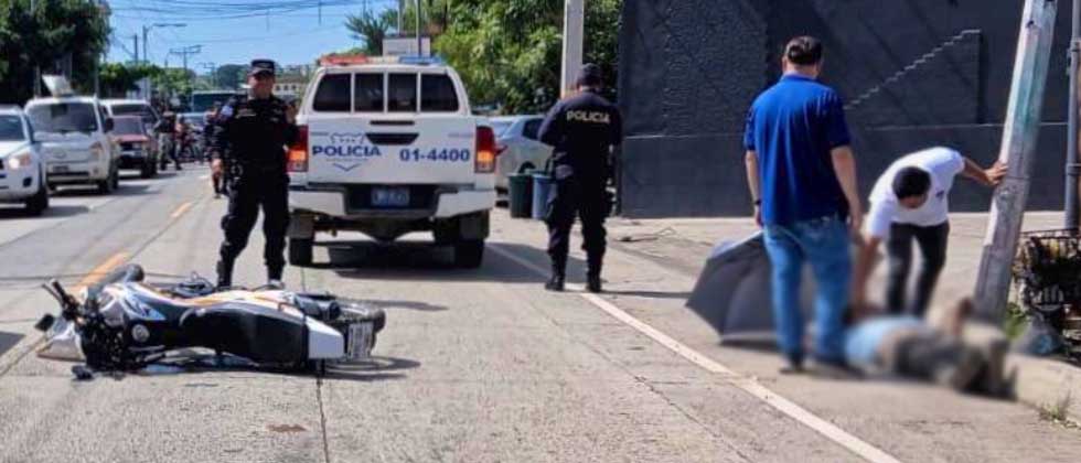 Motociclista a excesiva velocidad se estrella contra otro biker