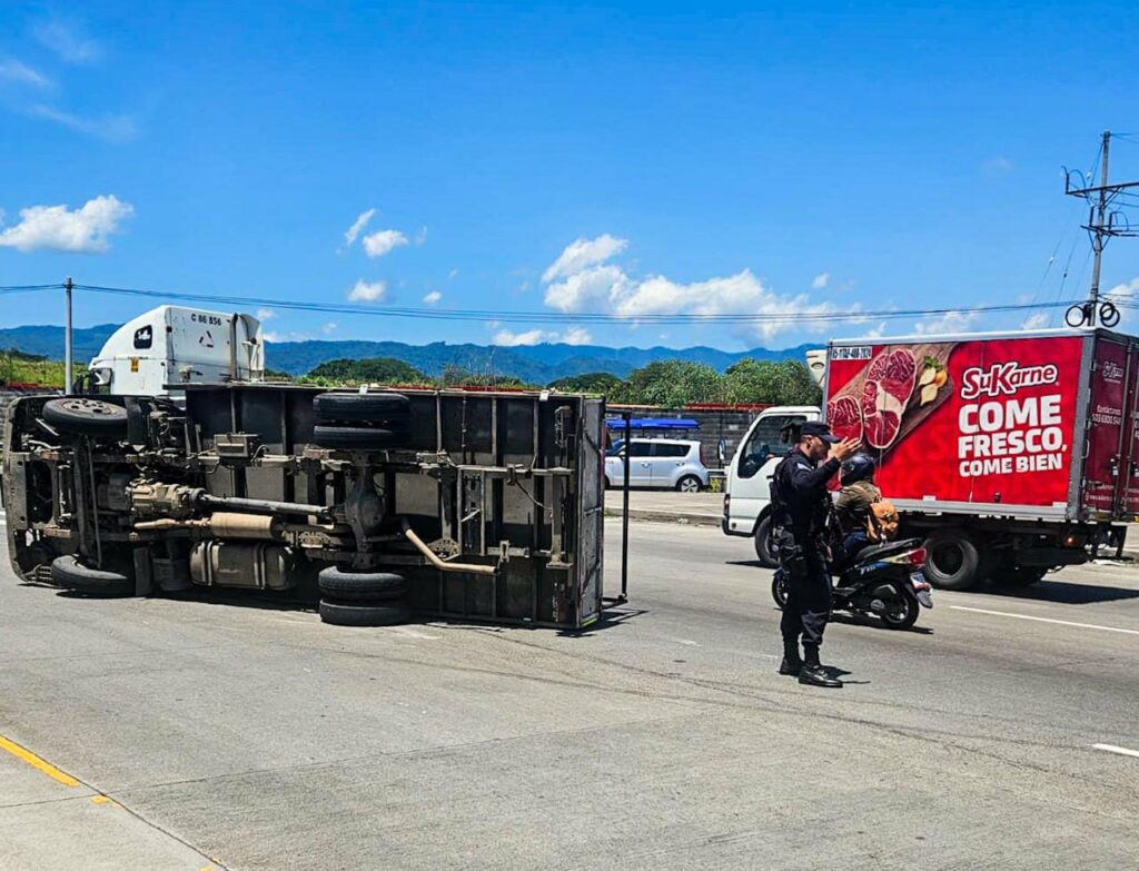 Camión liviano vuelca tras chocar con otro vehículo que le invadió el carril