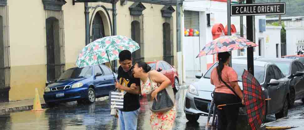Lluvias y tormentas de moderadas a fuertes por onda tropical