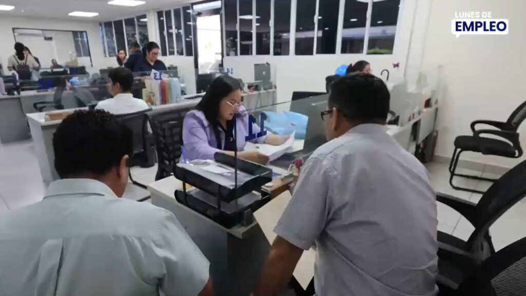 Cientos de salvadoreños obtienen oportunidades laborales gracias a los Lunes de Empleo