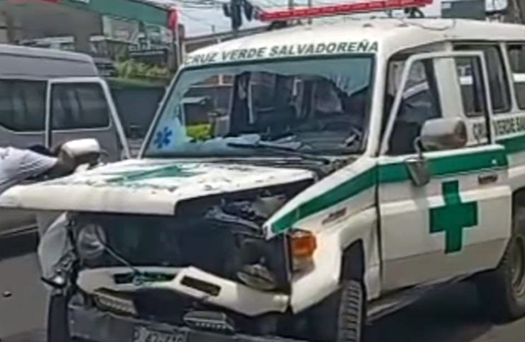 Busero colisiona ambulancia que atendía una emergencia y deja dos lesionados