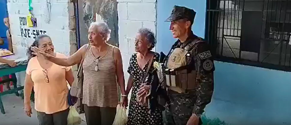Merino Monrroy realiza patrullaje en San Bartolo y habitantes lo felicitan por su trabajo