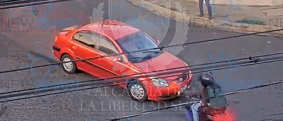 Imprudencia de conductor termina en accidente de tránsito en Santa Tecla