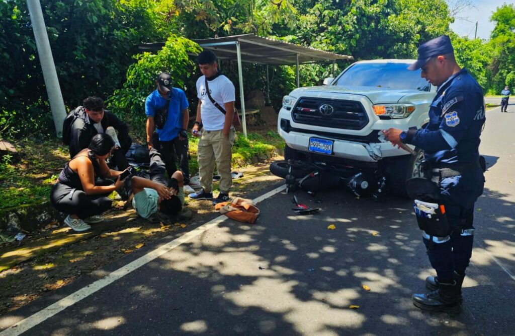 Motociclista resulta lesionado al perder el control de su vehículo en Santa Ana