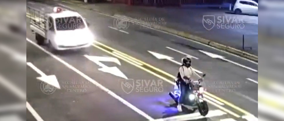 Momento cuando vehículo impacta a motociclista en alameda Roosevelt, San Salvador