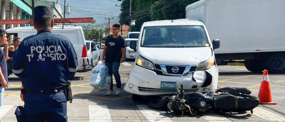 Motociclista es enviado al hospital tras sufrir accidente de tránsito