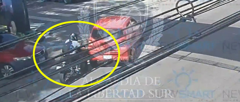 Motociclista imprudente termina chocando con vehículo y sale lesionado
