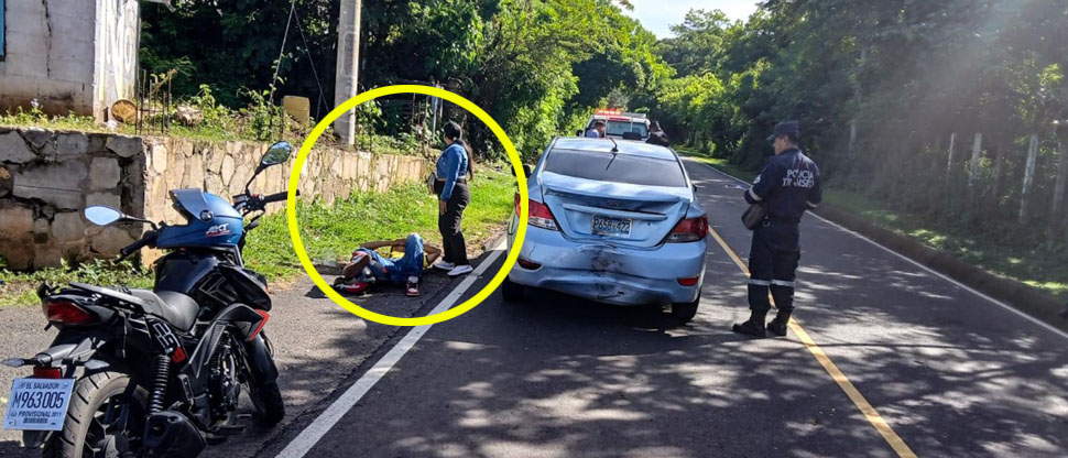 Motociclista se lleva tremendo golpe tras ser impactado por conductor de vehículo