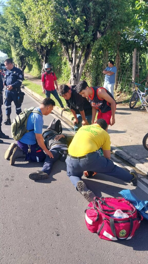 Joven motociclista resulta con múltiples fracturas al accidentarse en Quezaltepeque