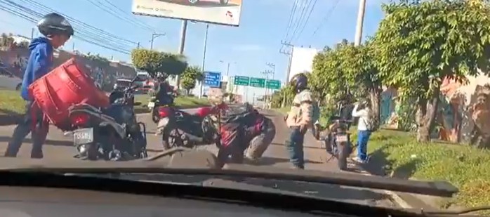Tres motociclistas chocan entre sí en el bulevar Constitución