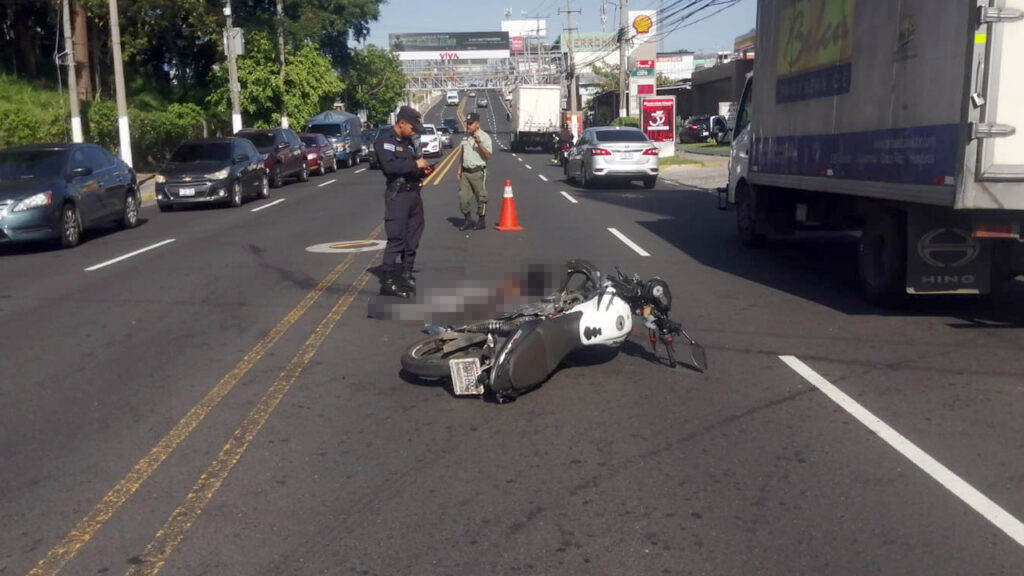Atienden a motociclista que resultó con graves lesiones tras accidente en Ciudad Merliot