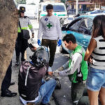 Atienden a motociclista que fue embestido por un vehículo particular en la colonia Escalón