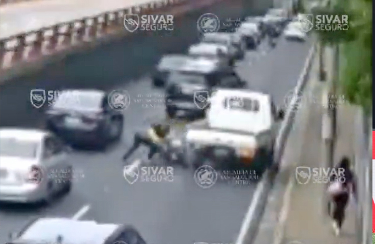 Motociclista cede el paso a otro vehículo y provoca accidente en San Salvador