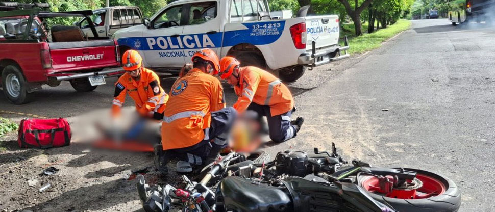 Protección Civil auxilia a motociclista tras accidente en carretera Panamericana
