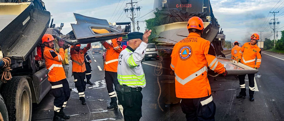 Equipo de Protección Civil remueve escombros tras choque entre rastra y vehículo en La Libertad