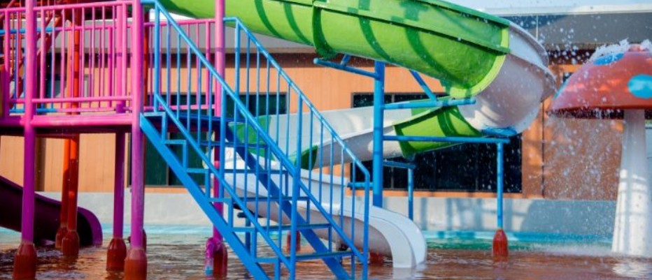 Niña muere tras lanzarse de un tobogán en parque acuático