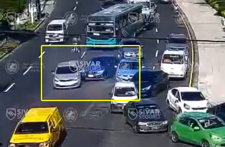 Imprudencia: conductores invaden carril al mismo tiempo y provocan colisión