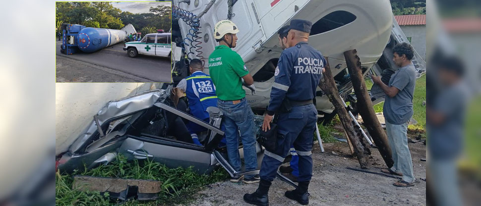 Conductora queda debajo de pipa que volcó en múltiple accidente en San Miguel
