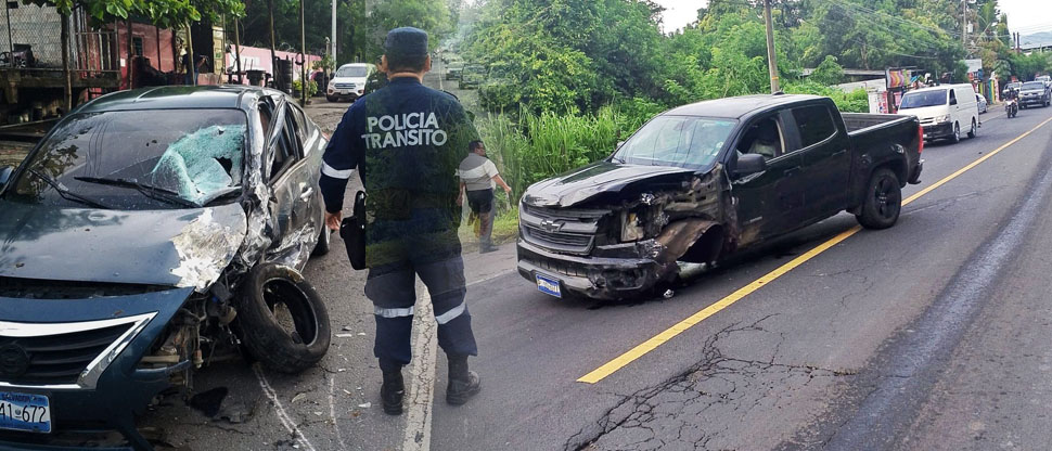 Conductor invade carril contrario y provoca fuerte choque en la Troncal del Norte